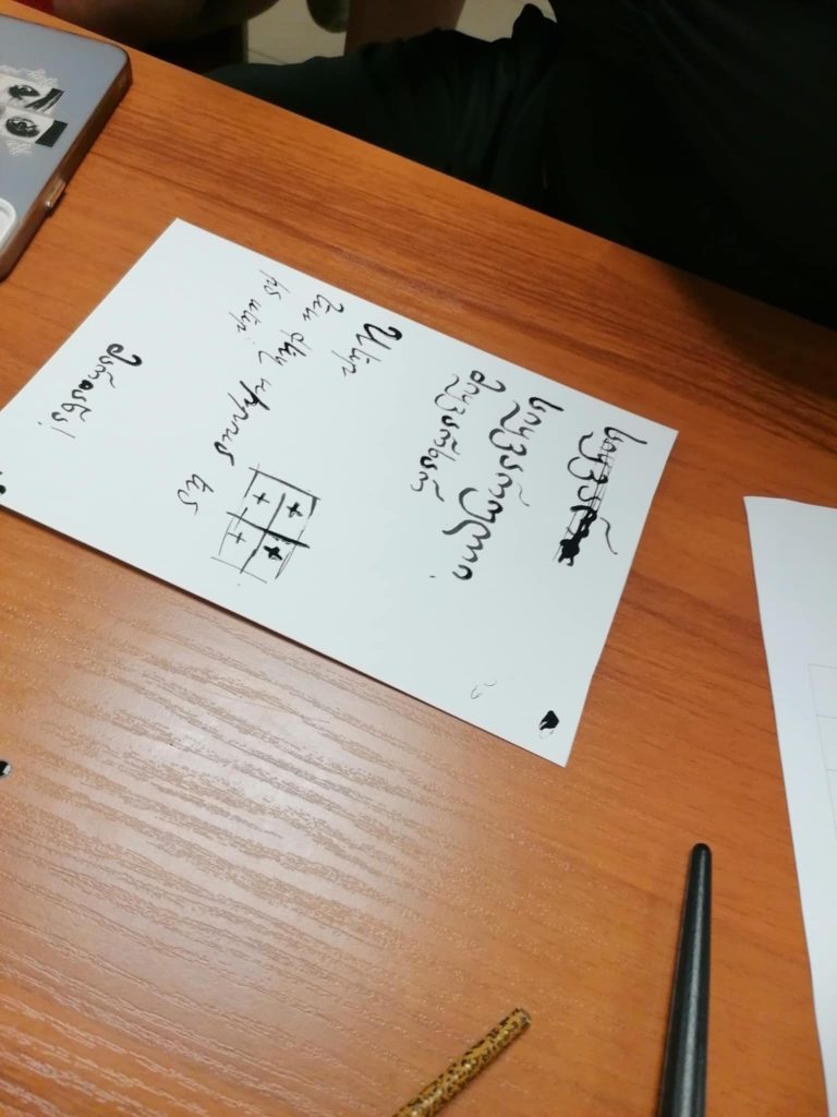 Поканиха ме да направя калиграфска работилница. Истинска. С мастило. С перодръжки. С вдъхновение. Започнахме с думите и с ръкописната книга – онова чудо, родено някога от търпението на човешката ръка и вярата на сърцето. Разказах им за буквите, които носят тишина и памет. За ритъма, който се усеща, когато пишеш бавно, съсредоточено, с внимание.
