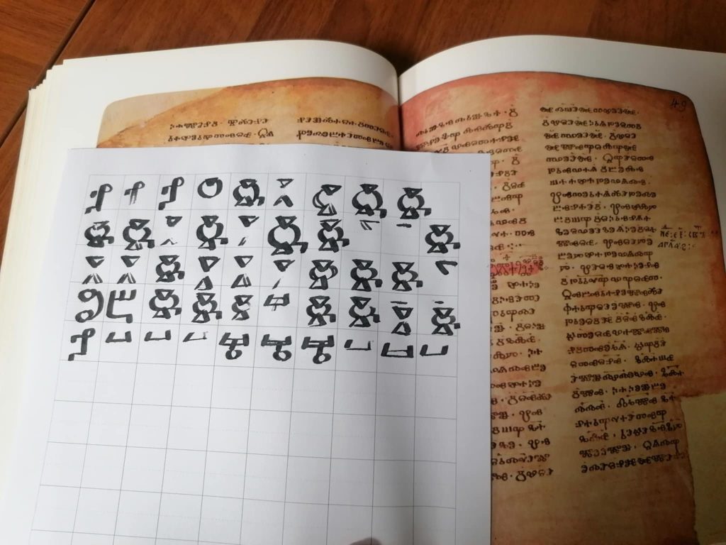 После ги поканих да опитат. Настана тишина. От онези тишини, в които можеш да чуеш как капка мастило докосва хартията. В залата времето се сгъсти. Ръцете трепереха леко, но не от страх – от респект. А перодръжките сякаш сами се насочваха към линията, по която някога са вървели ръкописите. И тогава се случи онова, заради което пиша тези редове.